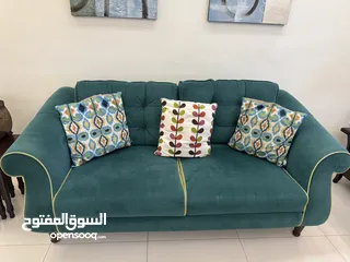  5 صالون قعدة كامل لون اخضر كامل من جميع الاتجاهات يحتوي على كنب ومفردات وطاولات وبرداي وسجادتين وطاولة