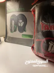  1 قفازات الملاكمة مع قفازات التدريب (قبلية التفاوض)