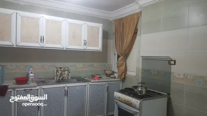  4 شقه استثماريه مميزه للبيع من المالك مباشرة طابق ارضي منخفض على مستوى الشارع،مدخل جانبي