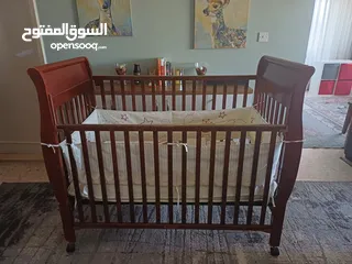  1 سرير أطفال خشب بحالة جيدة مع مرتبة وملحقات