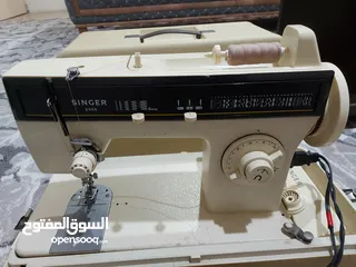  6 ماكنه خياطه سنجر مستعمله + طاولة كوي كبيره الحجم