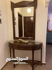  5 طقم كنب امريكي بحالة جيدة مع طاولة سفرة مع فضية و درسوار و مراة و كونسول