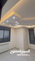  4 شقة غير مستخدمة عفش وادوات كهربائية جديدة وتدفئة مركزية راكبة مطبخ راكب وسعر مغري للسكن فوراً لجادين