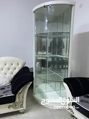  5 طقم كنب مع طاولة وسط وبترينا وطاولة سفرة ومزنون