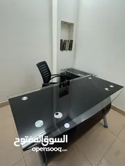  1 مكتب زجاجي في مكاتب عمل