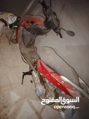  2 سكوتر مكنة طلقة بس بدو بطارية واقف لي 3 شهور