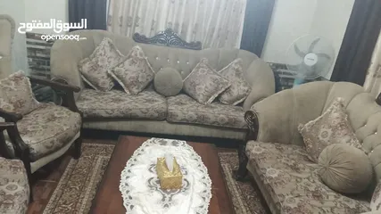  7 طقم كنب للبيع بحالة الجيدة مع 3 طاولات