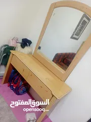  1 تخت مفرد ومعاه تواليت بدون فرشه