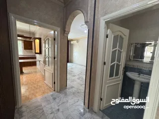  7 شقه طابق اول 190 متر خلف سوق السلطان
