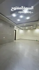  21 شقة جديدة طابق ارضي مدخل مستقل مع مطبخ راكب للبيع دوار صحارى قرب قصر العوادين.