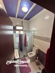  14 شقة ارضية بحي الصحابة مميزة بمساحة 180 داخلي و 40 متر ترس  مغلق بقرميد و شبابيك دبل جلاس