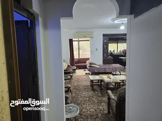  17 شقه مدخل مستقل مرتفعه 7 درجات عن الشارع مساحة الشقه 178 م2 عمر البناء 8 سنوات شماليه غربيه جنوبيه بس
