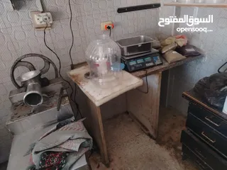  5 ثلاجة عرض ثلاجة دلي فريزر عدد2 ماكينات فرم لحمه عدد 2 وميزان