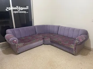  2 طقم كنب بحالة جيدة كورنر مع مقعدين لون بنفسجي فاتح بسعر جيد للبيع المستعجل