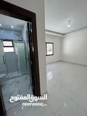  11 ثالث مع روف في ضاحية الياسمين منطة مخدومة و حيوية بتشطيب فخم