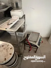  6 عدة مطعم وشاورما جاهزة للبيع  جديدة مع كفالتها استخدام 5 شهور فقط