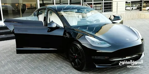  14 تيسلا 2023 model 3 فحص كامل اوتوسكور لون اسود ملوكي داخلي ابيض بحالة الوكالة للبيع بسعر لقطة ومحرووق