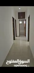  2 مساحه 175 متر طابق رابع يوجد اصنصيل خدمات كامله بئر ماء 450متر  ثلاث غرف نوم  قعده كبيره مع مطبخ  صل
