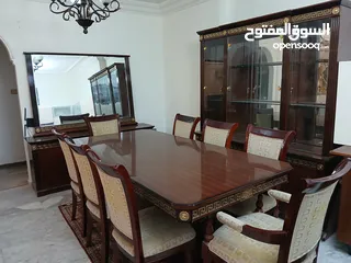  2 غرفة سفرة إيطالي نوع فيرساتشي مميزة شبه جديد للبيع بالسعر مميز جدا الغرفة بحالة الوكالة