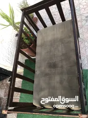  4 تخت اطفال خشب زان نظيف وثقيل لون بني مع باب سحب وفرشة مجانية للبيع بسعر حرق ونهائي