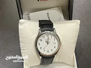  23 ساعة جلد سوداء أنيقة بتصميم كلاسيكي عصري، تجمع بين الفخامة والبساطة لتكمل أناقتك راقيه وحلوة جميلةة