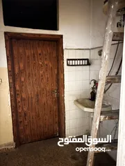  11 عماره ثلاث طوابق + حوش كبير + بئر ماء  حي الحسين مقابل مدارس ارض العز بالقرب من مخابز يوسف فرح