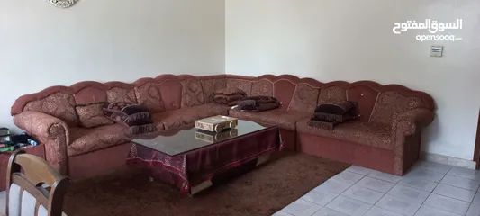  1 sofas and a table