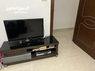  1 تلفزيون سامسونج 32 بوصة LED مع الطاولة للبيع