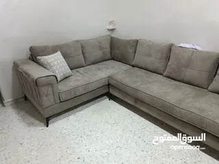  1 طقم كنب كورنر جديد خشب سويد ومقاعد دانلوب مع مجوزة لون بني بحالة ممتازة جديد غير شامل التوصيل