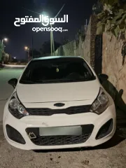  1 كيا ريو 2012 تأمين شامل سنة كاملة  السيارة نظيفة ماطور جير الالف الالف لون ابيض مع سقف اسود اندماج