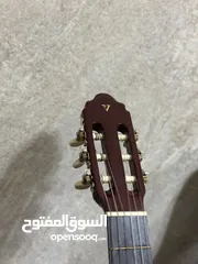  5 جيتار Valencia CG160 جديد غير مستعمل مع شنتة وريشة وآلة دوزان الاوتار كلو مع تشطيب لامع طبيعي للخشب