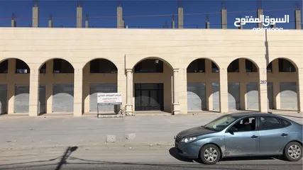  3 مجمع تجاري على مدخل محافظة الكرك مقابل كلية الكرك التطبيقية للإيجار او للبيع