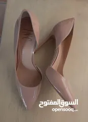  2 حذاء نسائي رسمي، كعب عالي، لون لحمي، مقاس 37، مستعمل وفي حالة جيدة