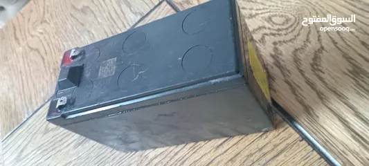  2 بطاريه فزبه  صندوق دراجه ناريه مع مفتاحين (شبه جديد ) سعر مميز