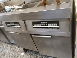  7 عدة مطعم متنوعة بحالة ممتازة للبيع المستعجل