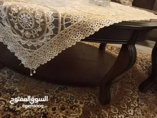  6 3 طاولات للبيع نظاف جدا طبقتين كل طاوله بيجو طاوله رئيسيه كبيره وطاولتين صغار خشب اصلي .