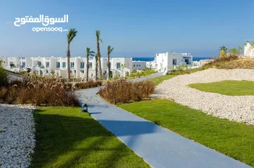  10 شاليه للبيع صف اول علي البحر متشطب بالتكييفات مع private garden في سيدي عبد الرحمن الساحل الشمالي