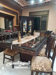  1 طاولة سفرة مع 8 كراسي تم تفصيله ومعها لوح زجاجي عازل للحراره