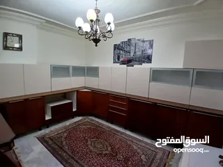  12 مطبخ خشب جوايكو مميز شبه جديد للبيع بالسعر مميز جدا المطبخ عبارة عن 3 واجهات بحالة الوكالة مميز جدا