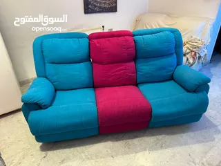  6 طقم ريكلاينر مودرن ثقيل بحاله جيده جدا شبه جديد غير مستخدم و يتم التحكم بجلسته