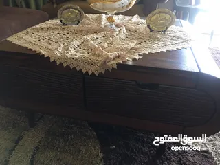  1 طاولة خشب منقشة
