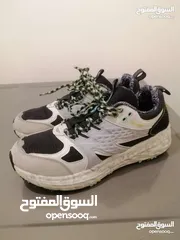  2 حذاء رياضي اصلي نوع hoka نظيف جدا كأنه مش ملبوس نمرة 42 نعل فوم بسعر 15 د نهايته