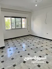  18 شقة طابقية ارضية في الشميساني بمدخل وكراج وساحات خاصة