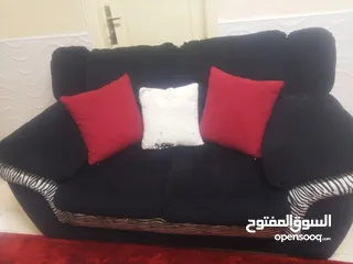  1 طقم كنب نضيف خالي من العيوب والمزع والحرق والكسر مع البرادي  للبيع