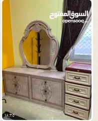  1 غرفه نوم مع كبت تسريحه وكومدينات