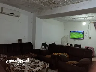 2 بيت ارضي مستقل بحاجه الا صيانة السقوف بيت اسكان مضاف عليه غرفه 5/4حمام ماستر حمام عادي مطبخ 5/4