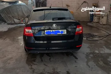  3 سكودا صالون لون أسود مرتبة نظيفة جدا