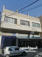  22 عماره طابقين شارع حي الحسين الرئيسي  للبيع 3 شقق و3 مخازن  