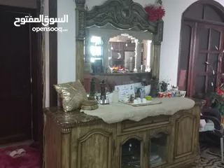  1 متاح بيرو قديم للبيع . حجمه كبير ..مستخدم ومرتب معه مرأة.
