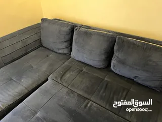  2 كنت كورنر مع كنبه ثنائيه بحاله جيد لا يوجد خراب في الخشب  فقط بحاجه لتنجيد  سعر 180 قابل في التفاوض